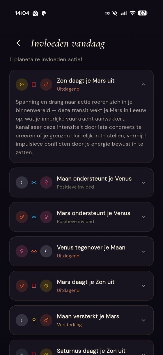 Het scherm Invloeden vandaag met elf actieve planetaire invloeden, elk gelabeld als positief, uitdagend of versterkend en uit te klappen voor uitleg.